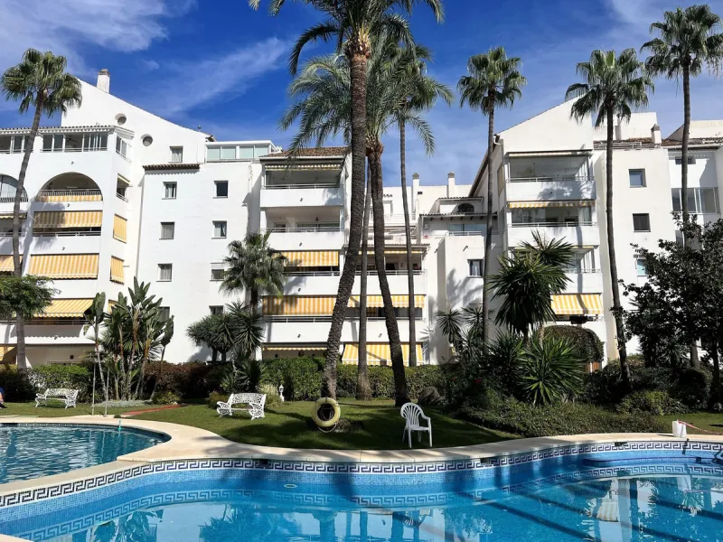 Fantastic 4 bedroom apartement with panoramic sea and mountain views,very private many facilities such as sauna gym 24 security and reception walking distance to