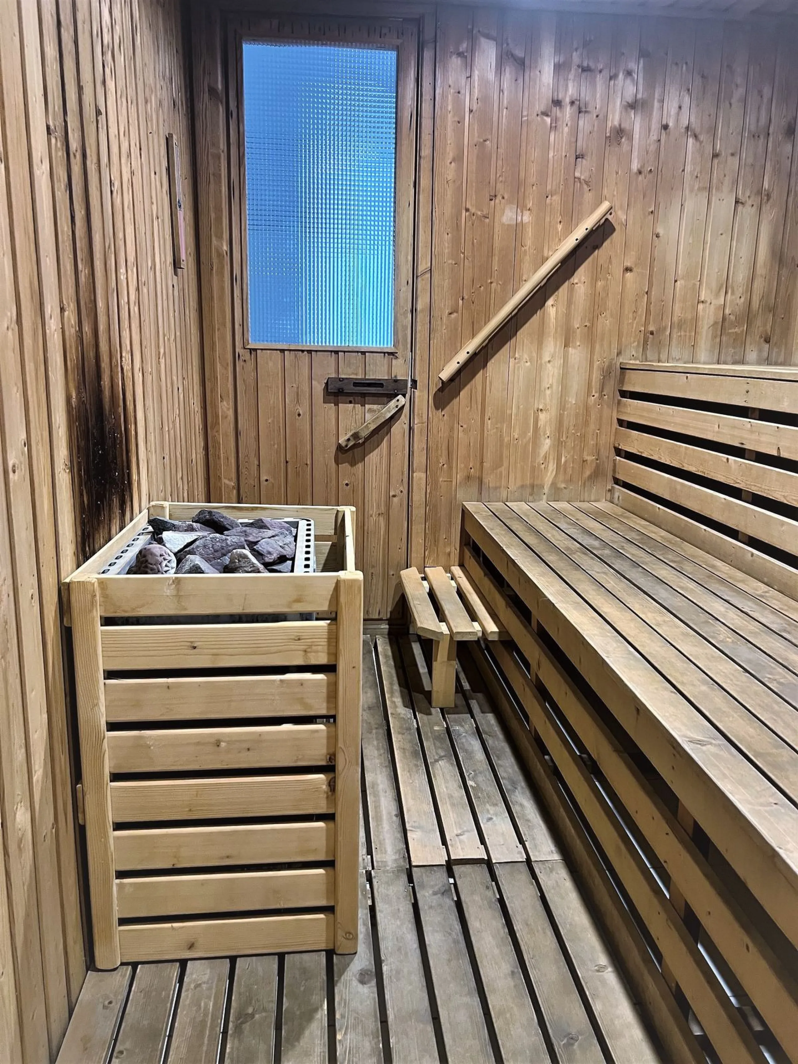 Fantastic 4 bedroom apartement with panoramic sea and mountain views,very private many facilities such as sauna gym 24 security and reception walking distance to