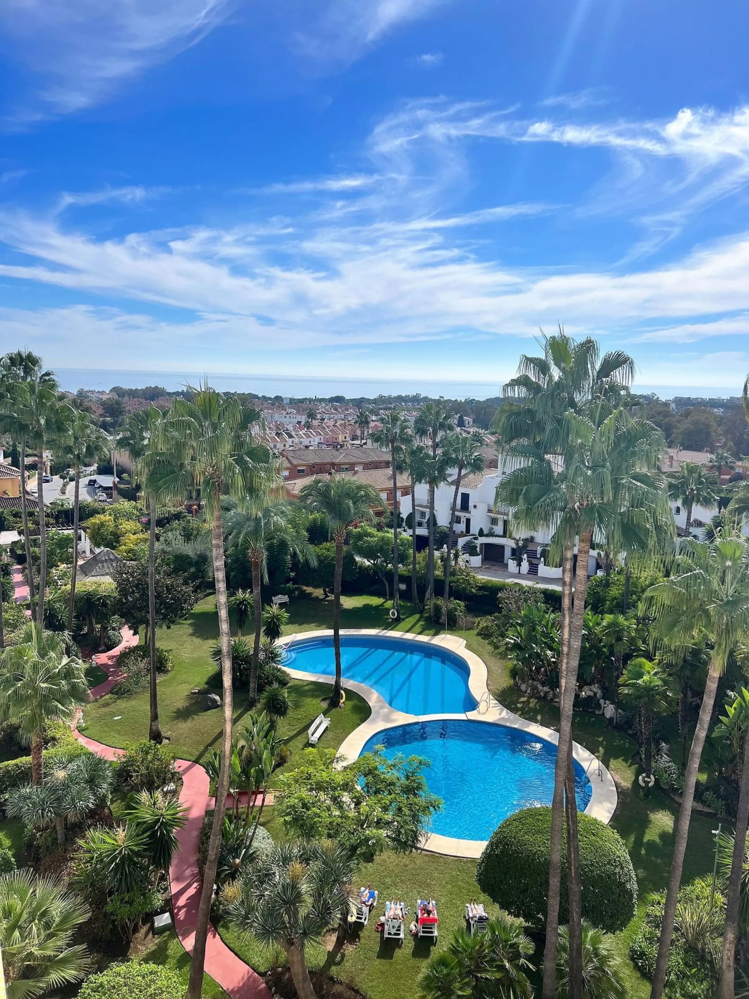 Fantastic 4 bedroom apartement with panoramic sea and mountain views,very private many facilities such as sauna gym 24 security and reception walking distance to
