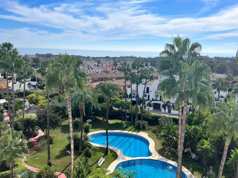 Fantastic 4 bedroom apartement with panoramic sea and mountain views,very private many facilities such as sauna gym 24 security and reception walking distance to