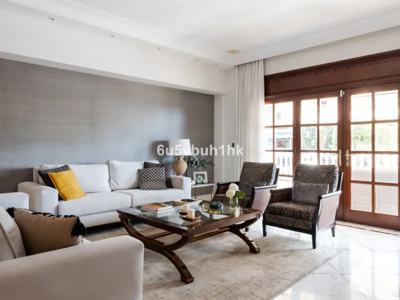 Situated in the prestigious neighborhood of Pinares de San Antón, this charming villa offers an inviting blend of comfort, style, and privacy. Set in one of Málaga's most sought-after areas, the property enjoys stunning views of lush greenery and the spar