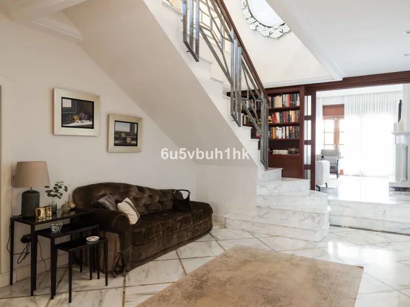 Situated in the prestigious neighborhood of Pinares de San Antón, this charming villa offers an inviting blend of comfort, style, and privacy. Set in one of Málaga's most sought-after areas, the property enjoys stunning views of lush greenery and the spar