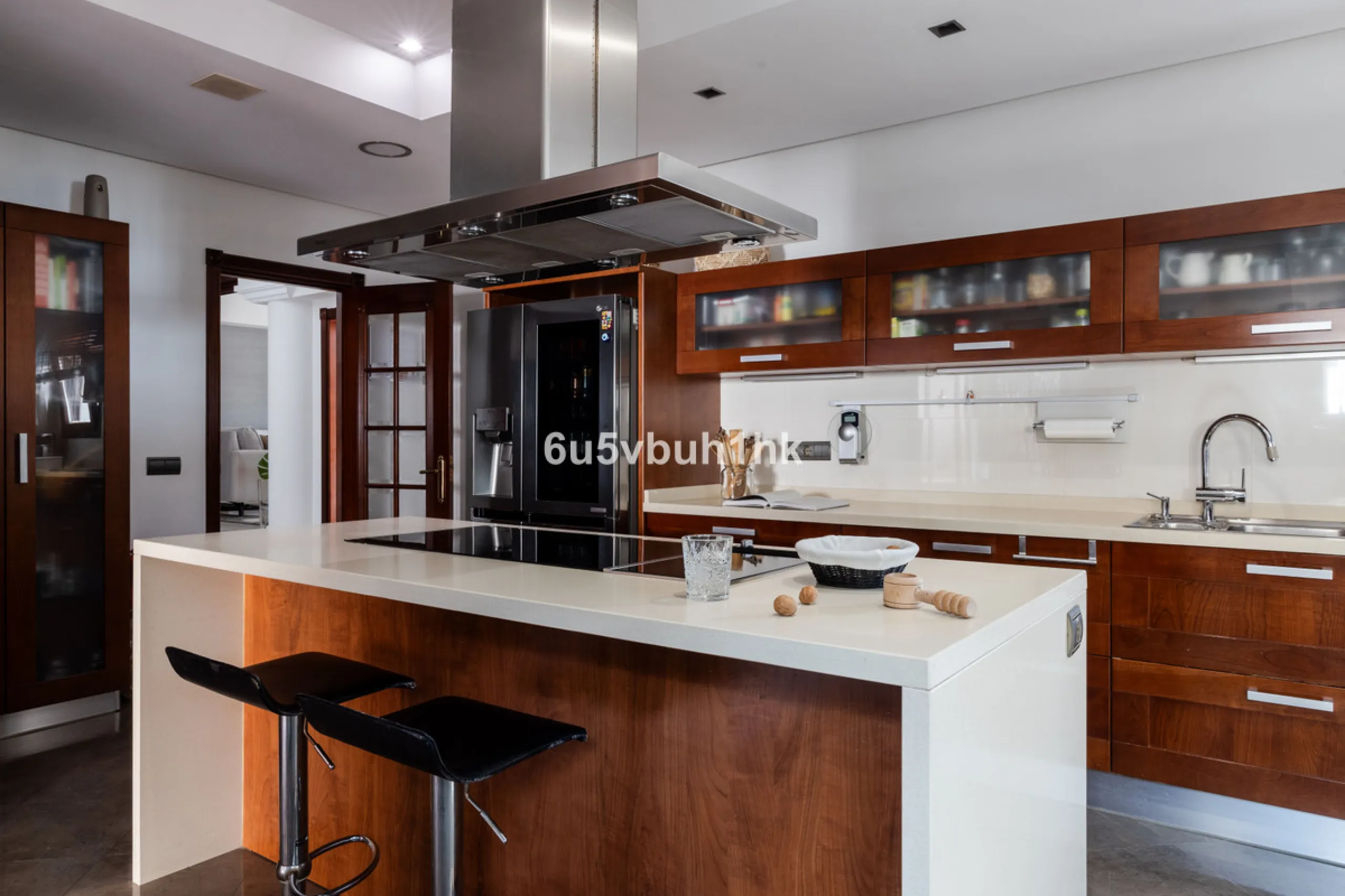 Situated in the prestigious neighborhood of Pinares de San Antón, this charming villa offers an inviting blend of comfort, style, and privacy. Set in one of Málaga's most sought-after areas, the property enjoys stunning views of lush greenery and the spar