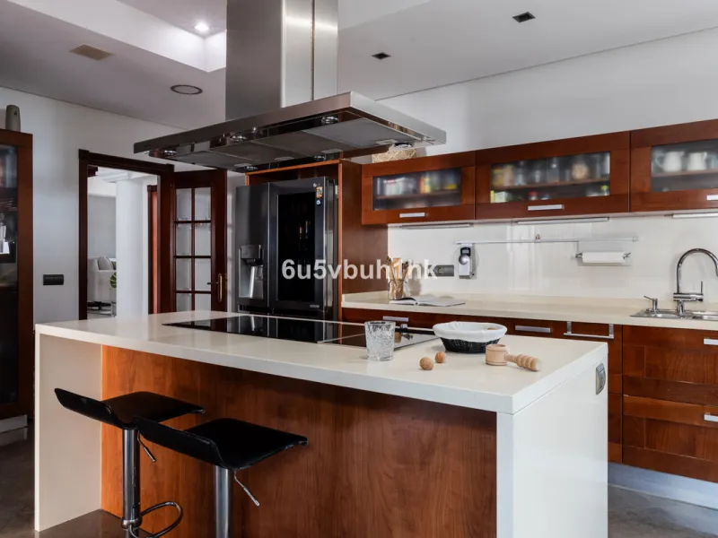 Situated in the prestigious neighborhood of Pinares de San Antón, this charming villa offers an inviting blend of comfort, style, and privacy. Set in one of Málaga's most sought-after areas, the property enjoys stunning views of lush greenery and the spar