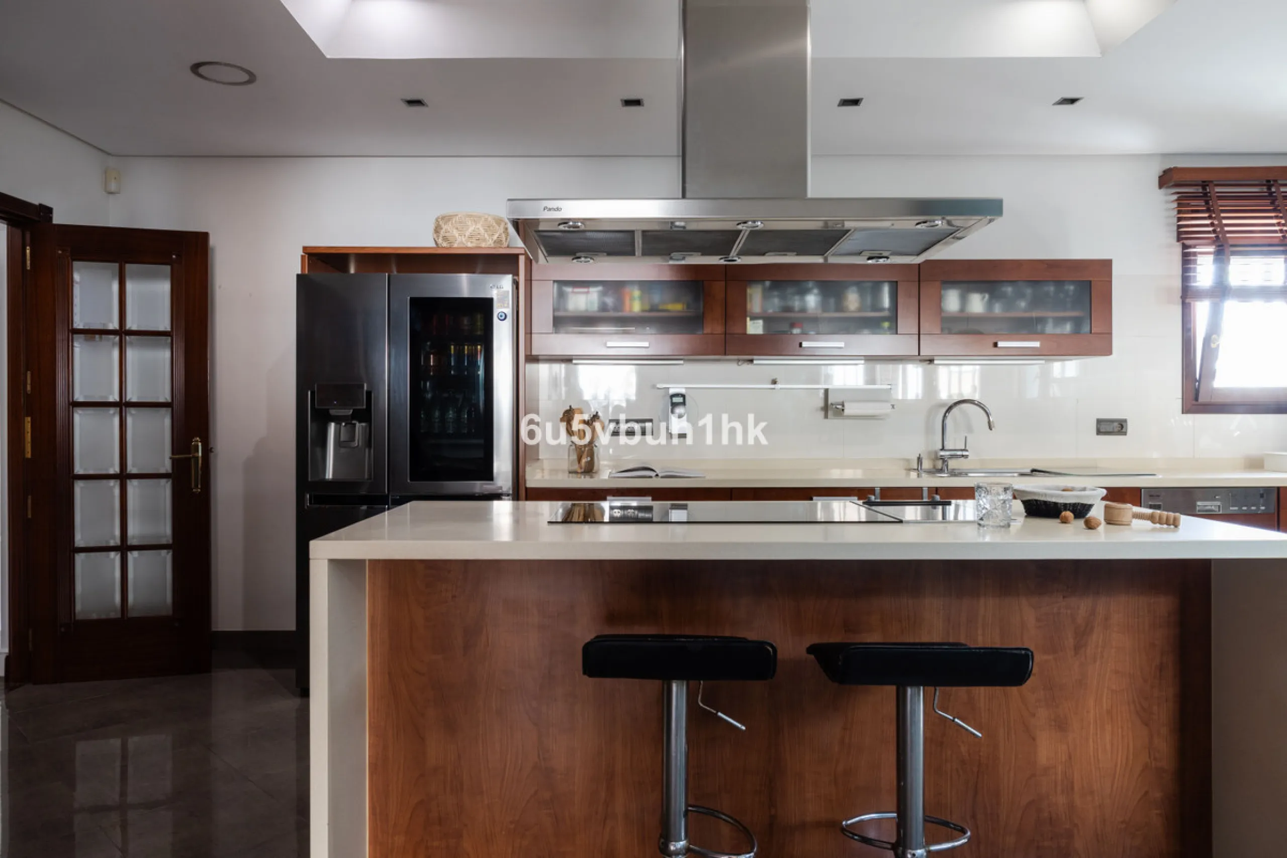 Situated in the prestigious neighborhood of Pinares de San Antón, this charming villa offers an inviting blend of comfort, style, and privacy. Set in one of Málaga's most sought-after areas, the property enjoys stunning views of lush greenery and the spar