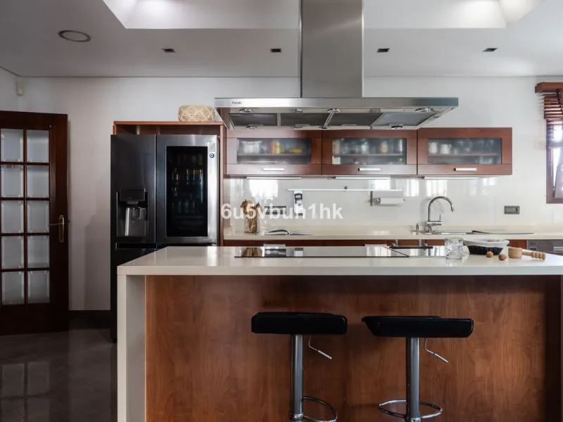 Situated in the prestigious neighborhood of Pinares de San Antón, this charming villa offers an inviting blend of comfort, style, and privacy. Set in one of Málaga's most sought-after areas, the property enjoys stunning views of lush greenery and the spar