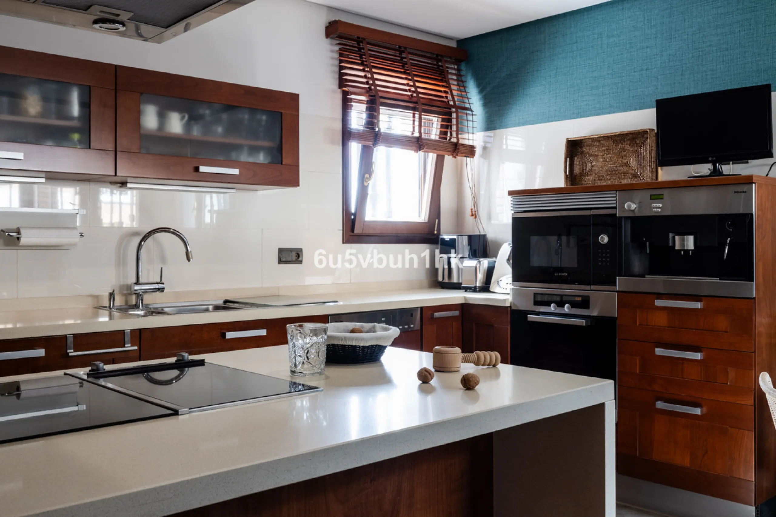 Situated in the prestigious neighborhood of Pinares de San Antón, this charming villa offers an inviting blend of comfort, style, and privacy. Set in one of Málaga's most sought-after areas, the property enjoys stunning views of lush greenery and the spar