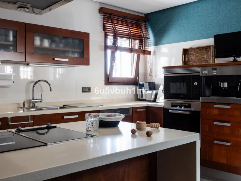 Situated in the prestigious neighborhood of Pinares de San Antón, this charming villa offers an inviting blend of comfort, style, and privacy. Set in one of Málaga's most sought-after areas, the property enjoys stunning views of lush greenery and the spar