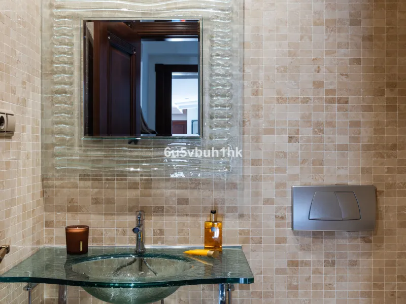 Situated in the prestigious neighborhood of Pinares de San Antón, this charming villa offers an inviting blend of comfort, style, and privacy. Set in one of Málaga's most sought-after areas, the property enjoys stunning views of lush greenery and the spar
