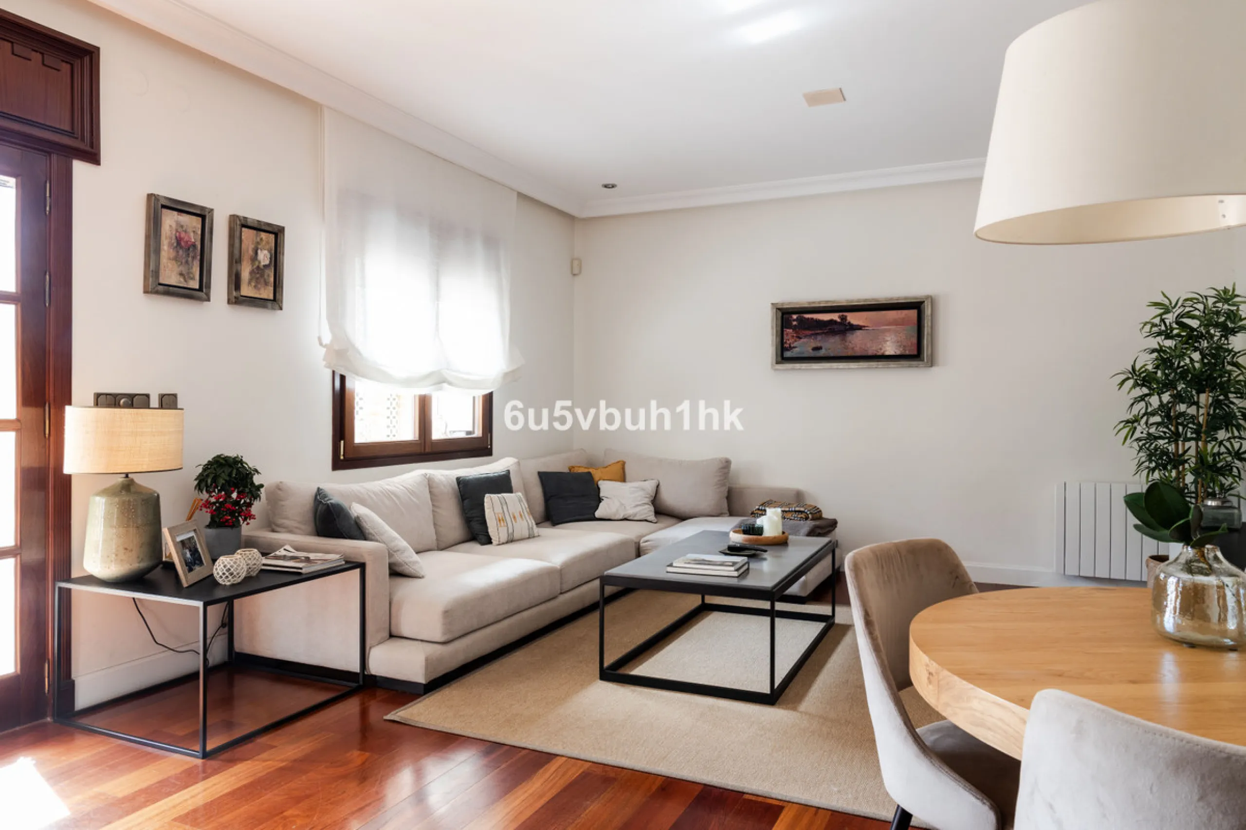 Situated in the prestigious neighborhood of Pinares de San Antón, this charming villa offers an inviting blend of comfort, style, and privacy. Set in one of Málaga's most sought-after areas, the property enjoys stunning views of lush greenery and the spar