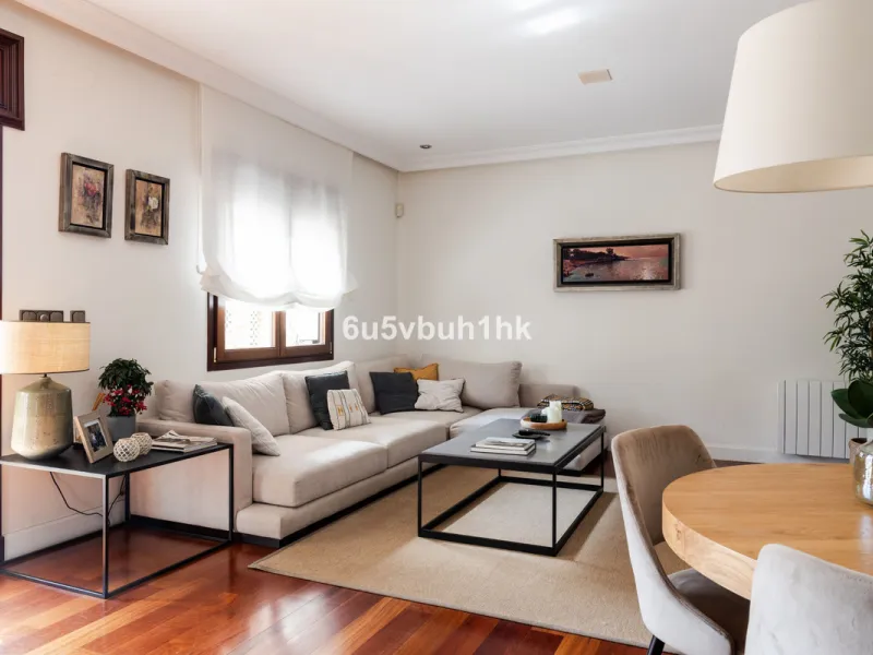 Situated in the prestigious neighborhood of Pinares de San Antón, this charming villa offers an inviting blend of comfort, style, and privacy. Set in one of Málaga's most sought-after areas, the property enjoys stunning views of lush greenery and the spar