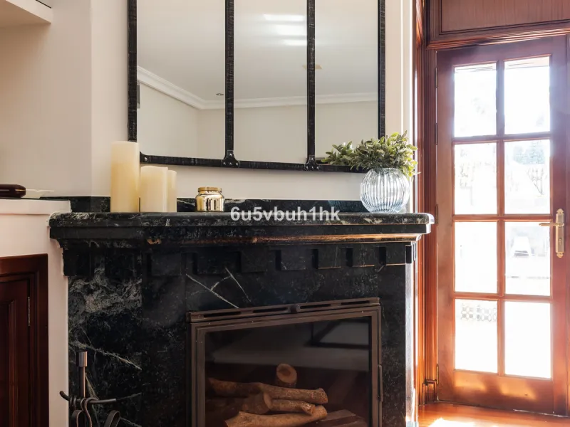 Situated in the prestigious neighborhood of Pinares de San Antón, this charming villa offers an inviting blend of comfort, style, and privacy. Set in one of Málaga's most sought-after areas, the property enjoys stunning views of lush greenery and the spar