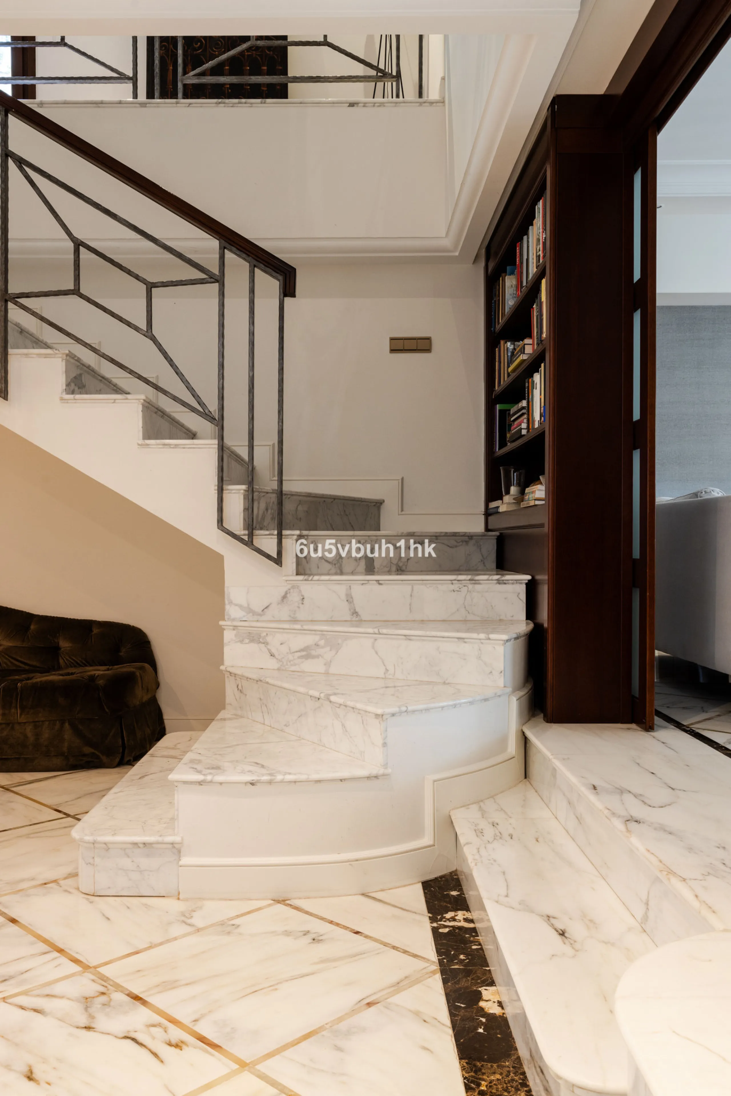 Situated in the prestigious neighborhood of Pinares de San Antón, this charming villa offers an inviting blend of comfort, style, and privacy. Set in one of Málaga's most sought-after areas, the property enjoys stunning views of lush greenery and the spar