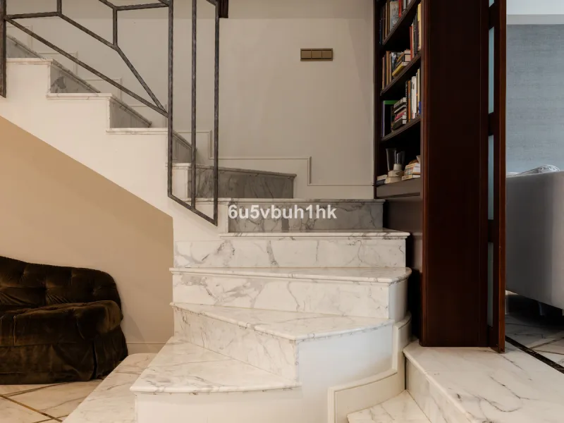 Situated in the prestigious neighborhood of Pinares de San Antón, this charming villa offers an inviting blend of comfort, style, and privacy. Set in one of Málaga's most sought-after areas, the property enjoys stunning views of lush greenery and the spar