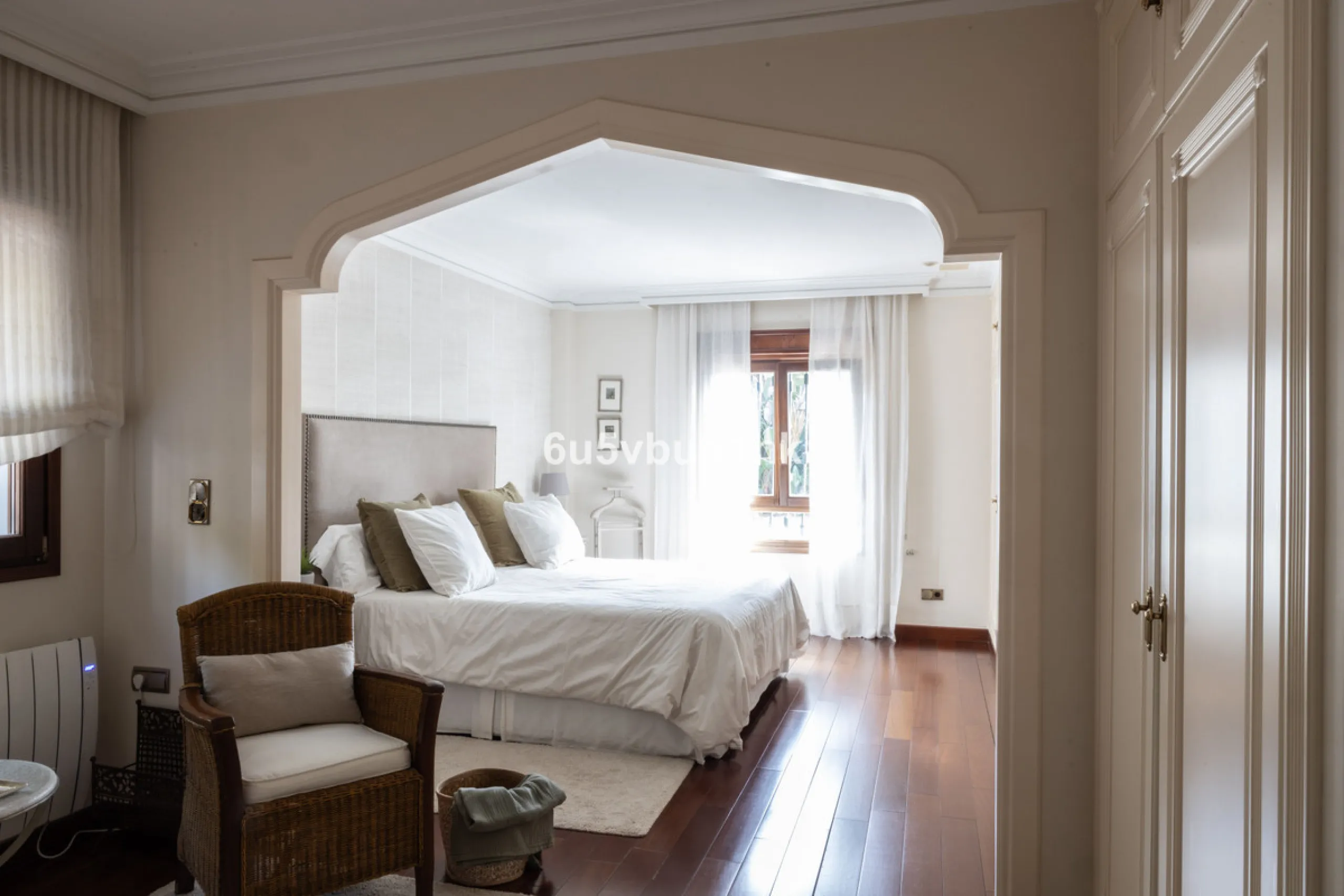 Situated in the prestigious neighborhood of Pinares de San Antón, this charming villa offers an inviting blend of comfort, style, and privacy. Set in one of Málaga's most sought-after areas, the property enjoys stunning views of lush greenery and the spar