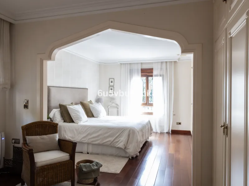Situated in the prestigious neighborhood of Pinares de San Antón, this charming villa offers an inviting blend of comfort, style, and privacy. Set in one of Málaga's most sought-after areas, the property enjoys stunning views of lush greenery and the spar