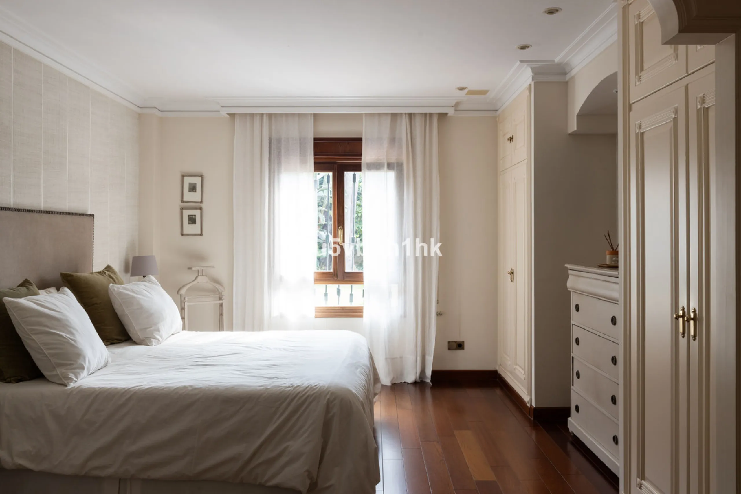 Situated in the prestigious neighborhood of Pinares de San Antón, this charming villa offers an inviting blend of comfort, style, and privacy. Set in one of Málaga's most sought-after areas, the property enjoys stunning views of lush greenery and the spar