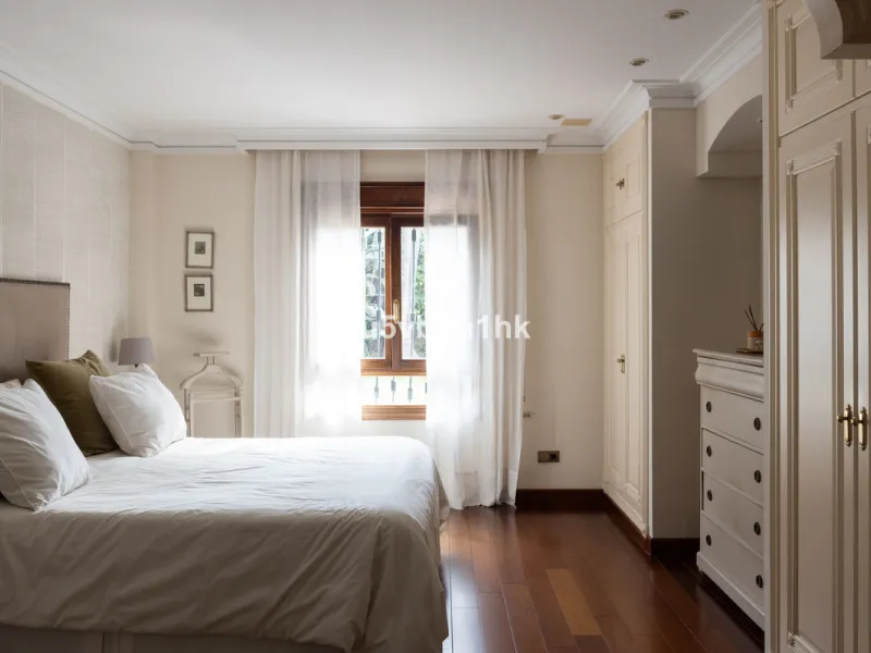 Situated in the prestigious neighborhood of Pinares de San Antón, this charming villa offers an inviting blend of comfort, style, and privacy. Set in one of Málaga's most sought-after areas, the property enjoys stunning views of lush greenery and the spar