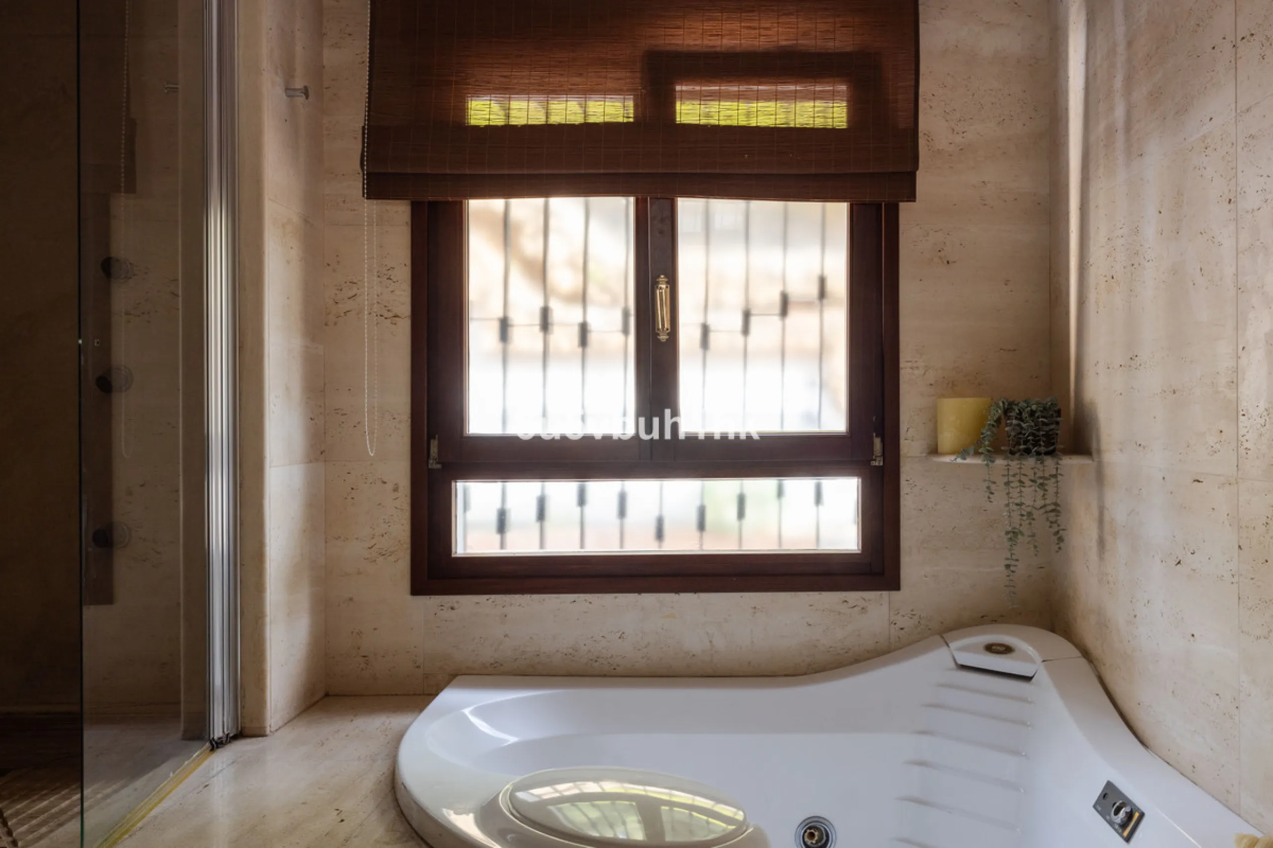 Situated in the prestigious neighborhood of Pinares de San Antón, this charming villa offers an inviting blend of comfort, style, and privacy. Set in one of Málaga's most sought-after areas, the property enjoys stunning views of lush greenery and the spar