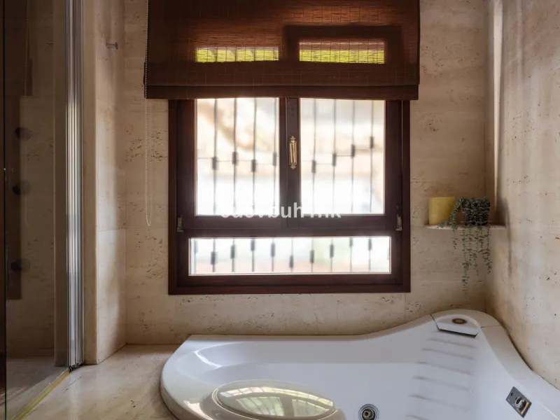 Situated in the prestigious neighborhood of Pinares de San Antón, this charming villa offers an inviting blend of comfort, style, and privacy. Set in one of Málaga's most sought-after areas, the property enjoys stunning views of lush greenery and the spar