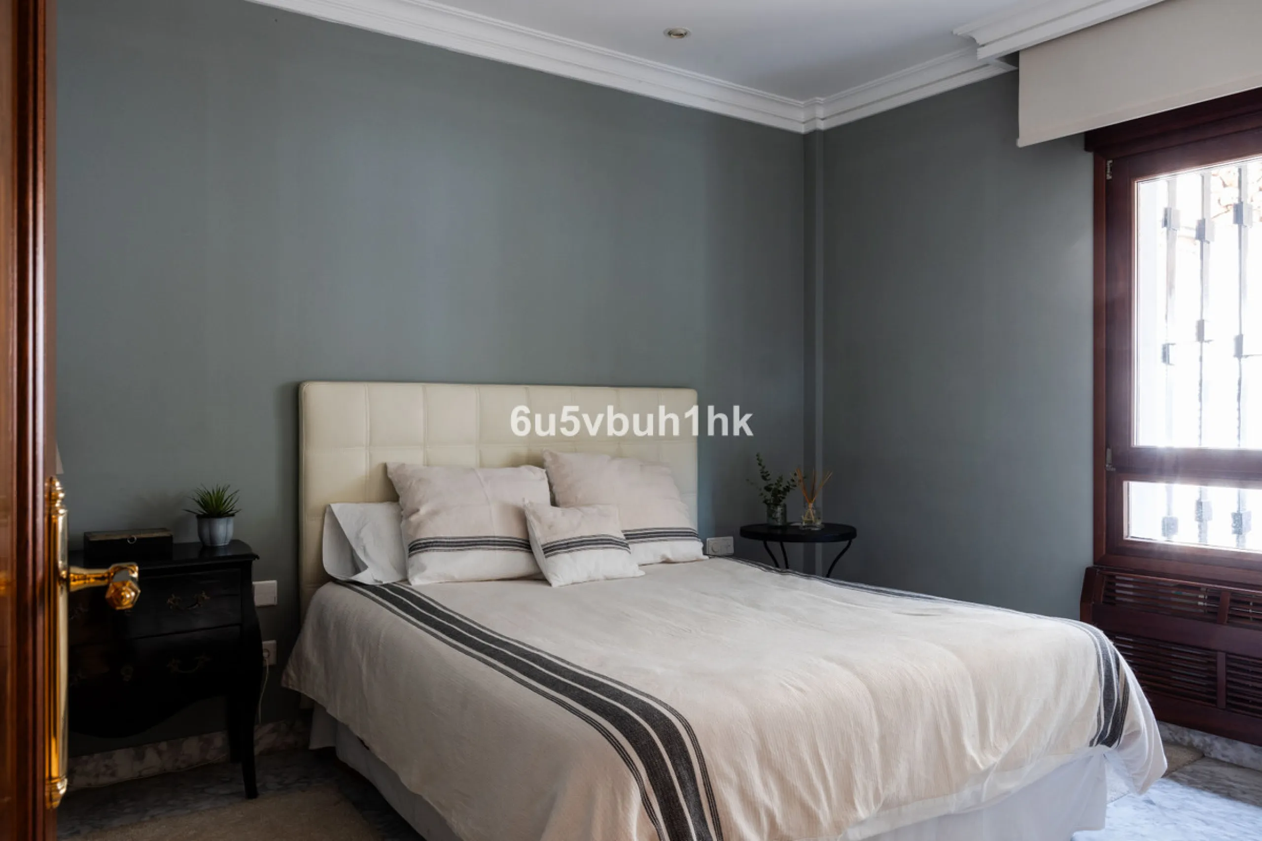Situated in the prestigious neighborhood of Pinares de San Antón, this charming villa offers an inviting blend of comfort, style, and privacy. Set in one of Málaga's most sought-after areas, the property enjoys stunning views of lush greenery and the spar
