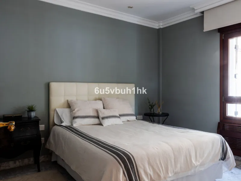 Situated in the prestigious neighborhood of Pinares de San Antón, this charming villa offers an inviting blend of comfort, style, and privacy. Set in one of Málaga's most sought-after areas, the property enjoys stunning views of lush greenery and the spar