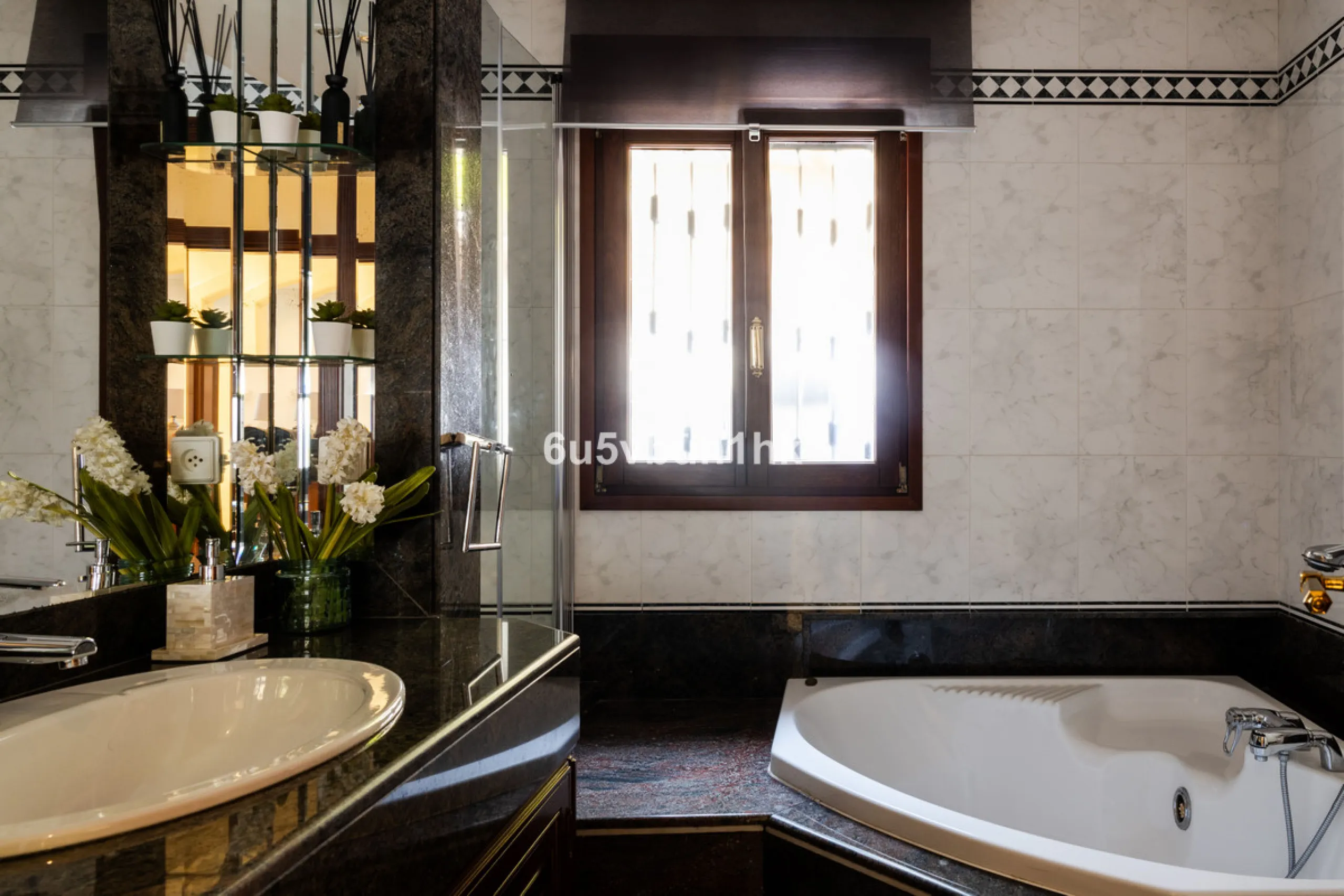 Situated in the prestigious neighborhood of Pinares de San Antón, this charming villa offers an inviting blend of comfort, style, and privacy. Set in one of Málaga's most sought-after areas, the property enjoys stunning views of lush greenery and the spar