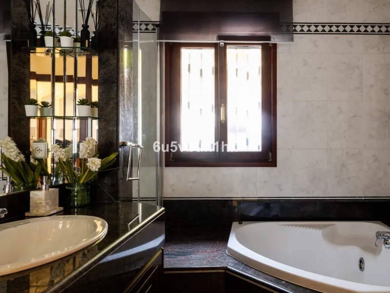 Situated in the prestigious neighborhood of Pinares de San Antón, this charming villa offers an inviting blend of comfort, style, and privacy. Set in one of Málaga's most sought-after areas, the property enjoys stunning views of lush greenery and the spar