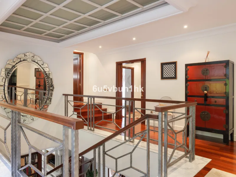 Situated in the prestigious neighborhood of Pinares de San Antón, this charming villa offers an inviting blend of comfort, style, and privacy. Set in one of Málaga's most sought-after areas, the property enjoys stunning views of lush greenery and the spar