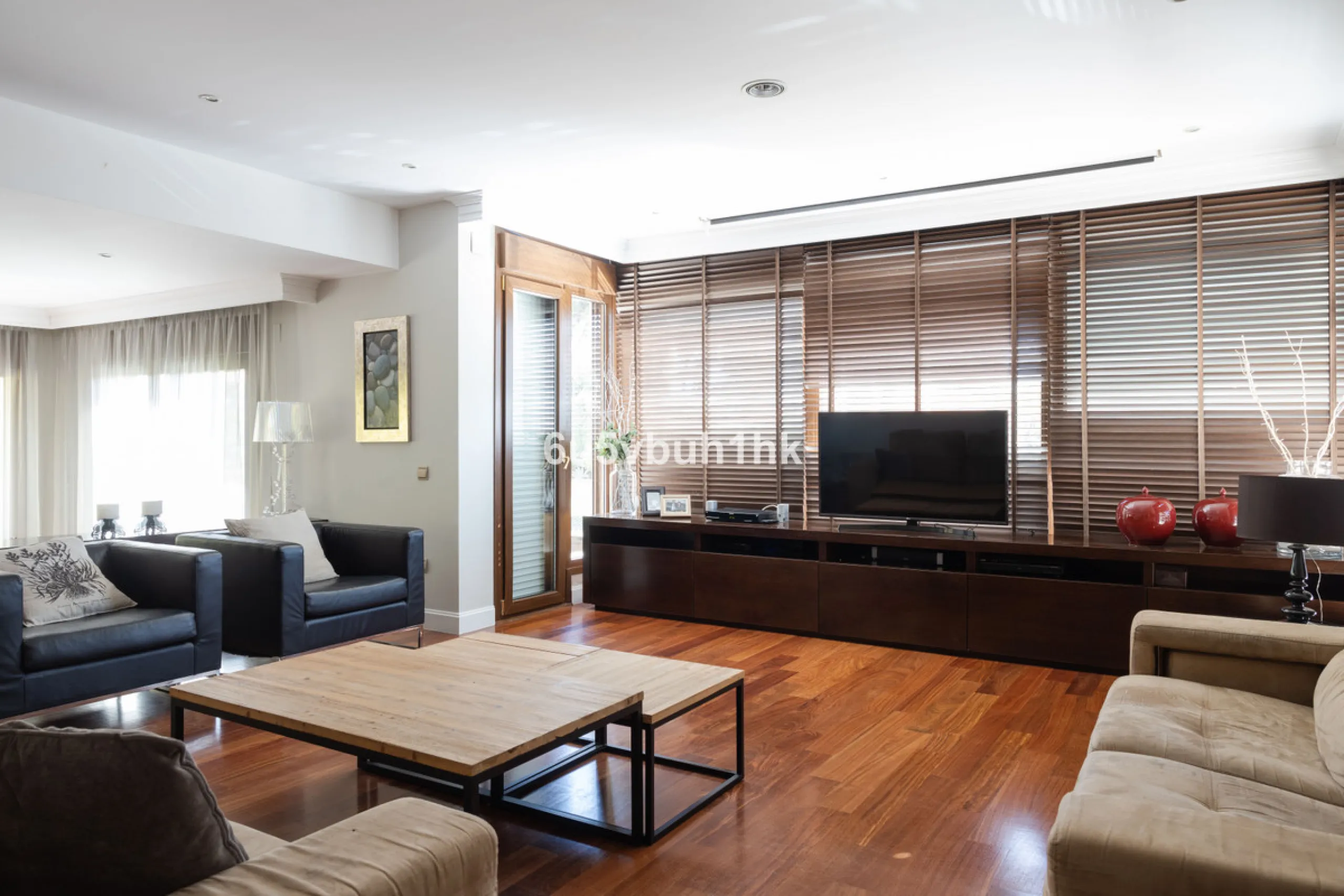 Situated in the prestigious neighborhood of Pinares de San Antón, this charming villa offers an inviting blend of comfort, style, and privacy. Set in one of Málaga's most sought-after areas, the property enjoys stunning views of lush greenery and the spar
