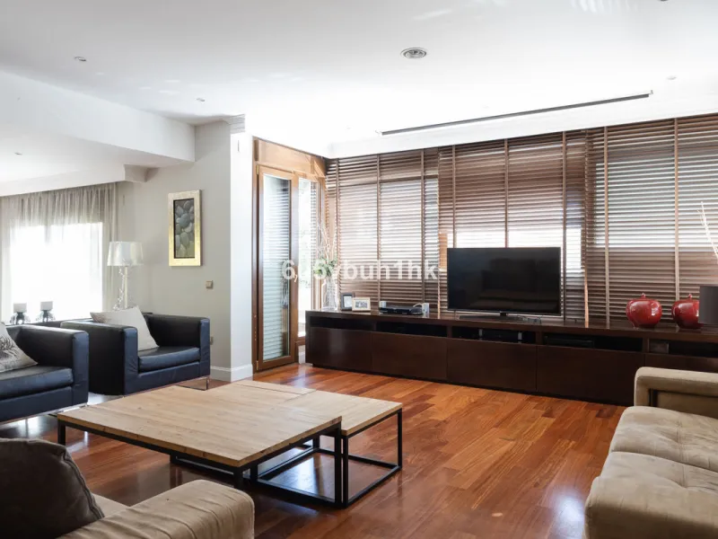 Situated in the prestigious neighborhood of Pinares de San Antón, this charming villa offers an inviting blend of comfort, style, and privacy. Set in one of Málaga's most sought-after areas, the property enjoys stunning views of lush greenery and the spar