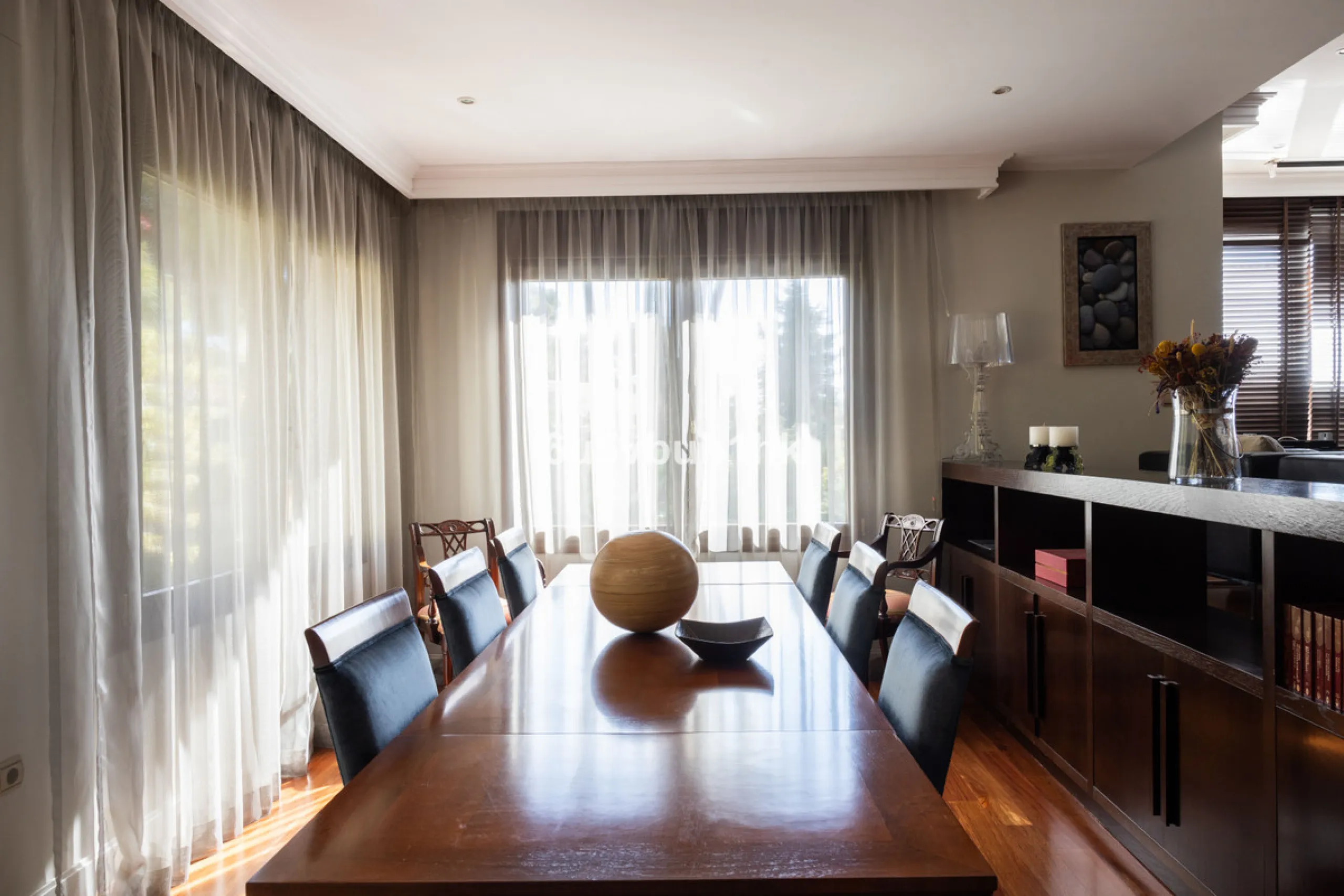 Situated in the prestigious neighborhood of Pinares de San Antón, this charming villa offers an inviting blend of comfort, style, and privacy. Set in one of Málaga's most sought-after areas, the property enjoys stunning views of lush greenery and the spar