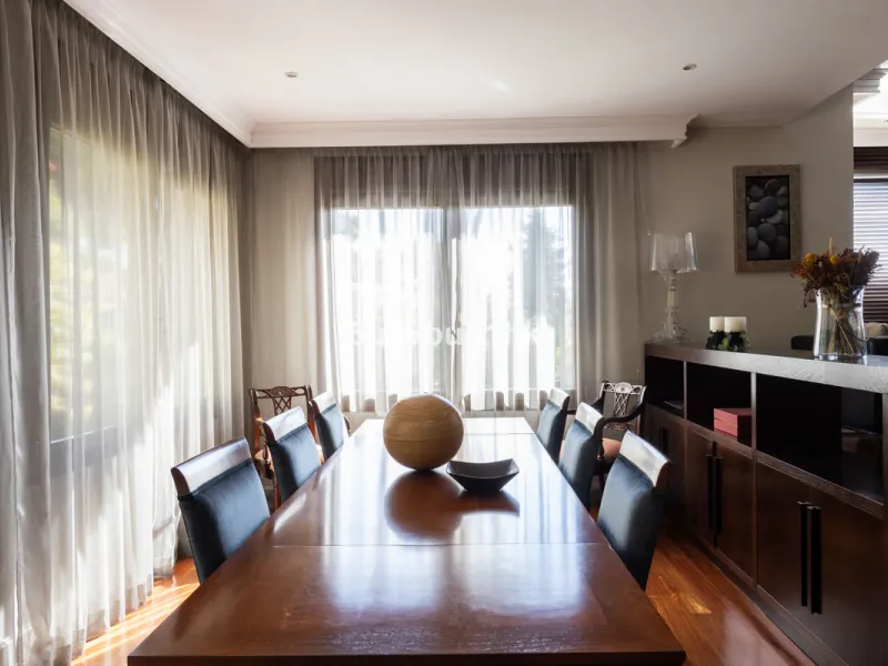 Situated in the prestigious neighborhood of Pinares de San Antón, this charming villa offers an inviting blend of comfort, style, and privacy. Set in one of Málaga's most sought-after areas, the property enjoys stunning views of lush greenery and the spar