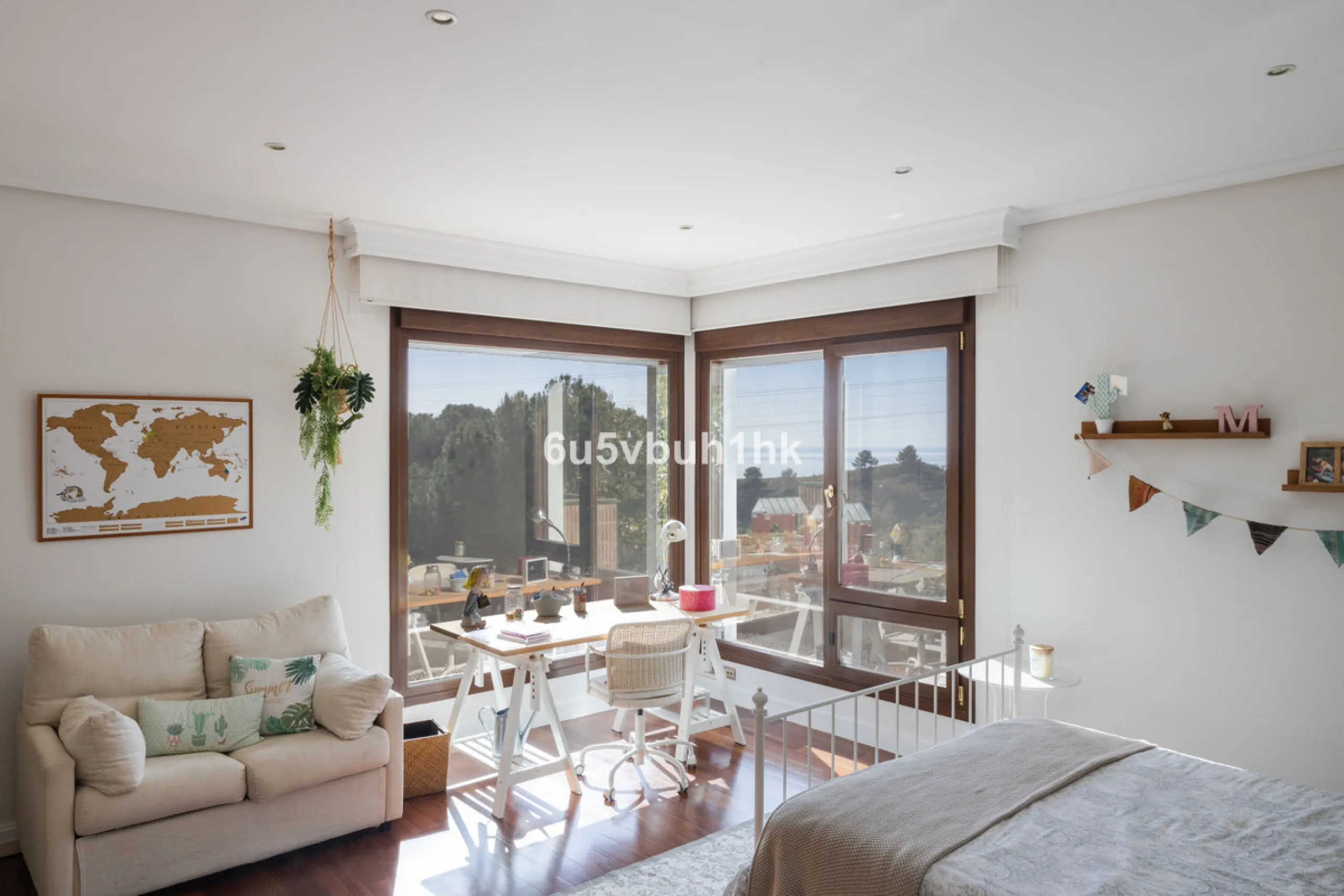 Situated in the prestigious neighborhood of Pinares de San Antón, this charming villa offers an inviting blend of comfort, style, and privacy. Set in one of Málaga's most sought-after areas, the property enjoys stunning views of lush greenery and the spar