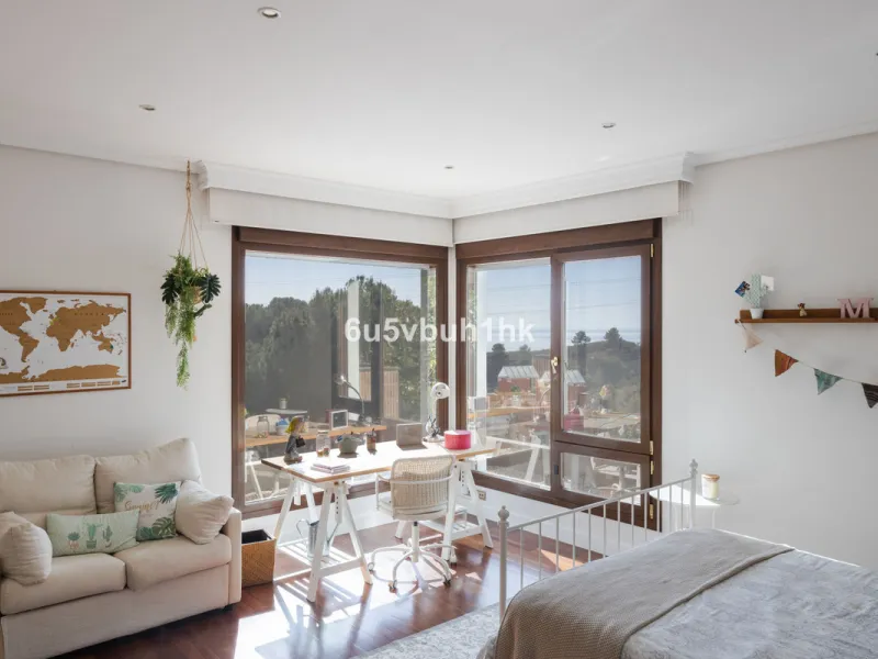Situated in the prestigious neighborhood of Pinares de San Antón, this charming villa offers an inviting blend of comfort, style, and privacy. Set in one of Málaga's most sought-after areas, the property enjoys stunning views of lush greenery and the spar