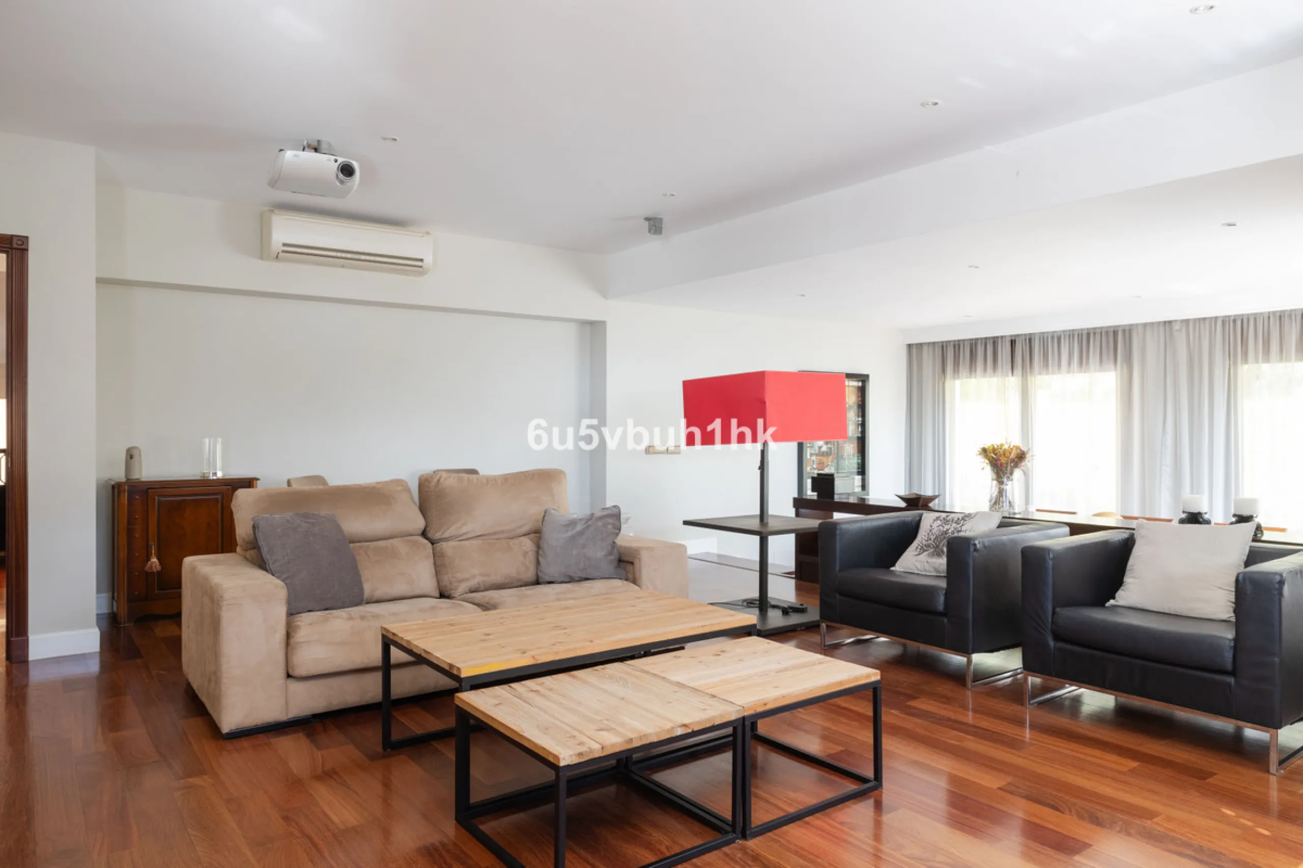 Situated in the prestigious neighborhood of Pinares de San Antón, this charming villa offers an inviting blend of comfort, style, and privacy. Set in one of Málaga's most sought-after areas, the property enjoys stunning views of lush greenery and the spar