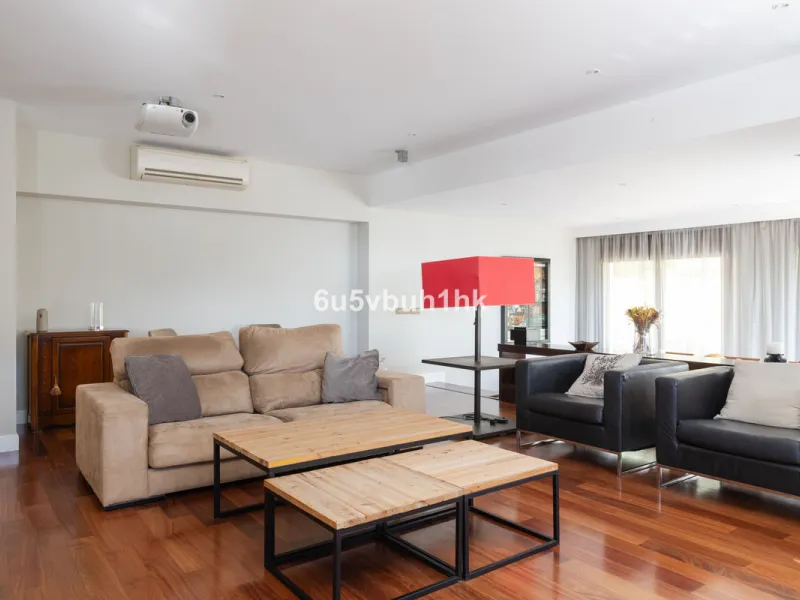 Situated in the prestigious neighborhood of Pinares de San Antón, this charming villa offers an inviting blend of comfort, style, and privacy. Set in one of Málaga's most sought-after areas, the property enjoys stunning views of lush greenery and the spar