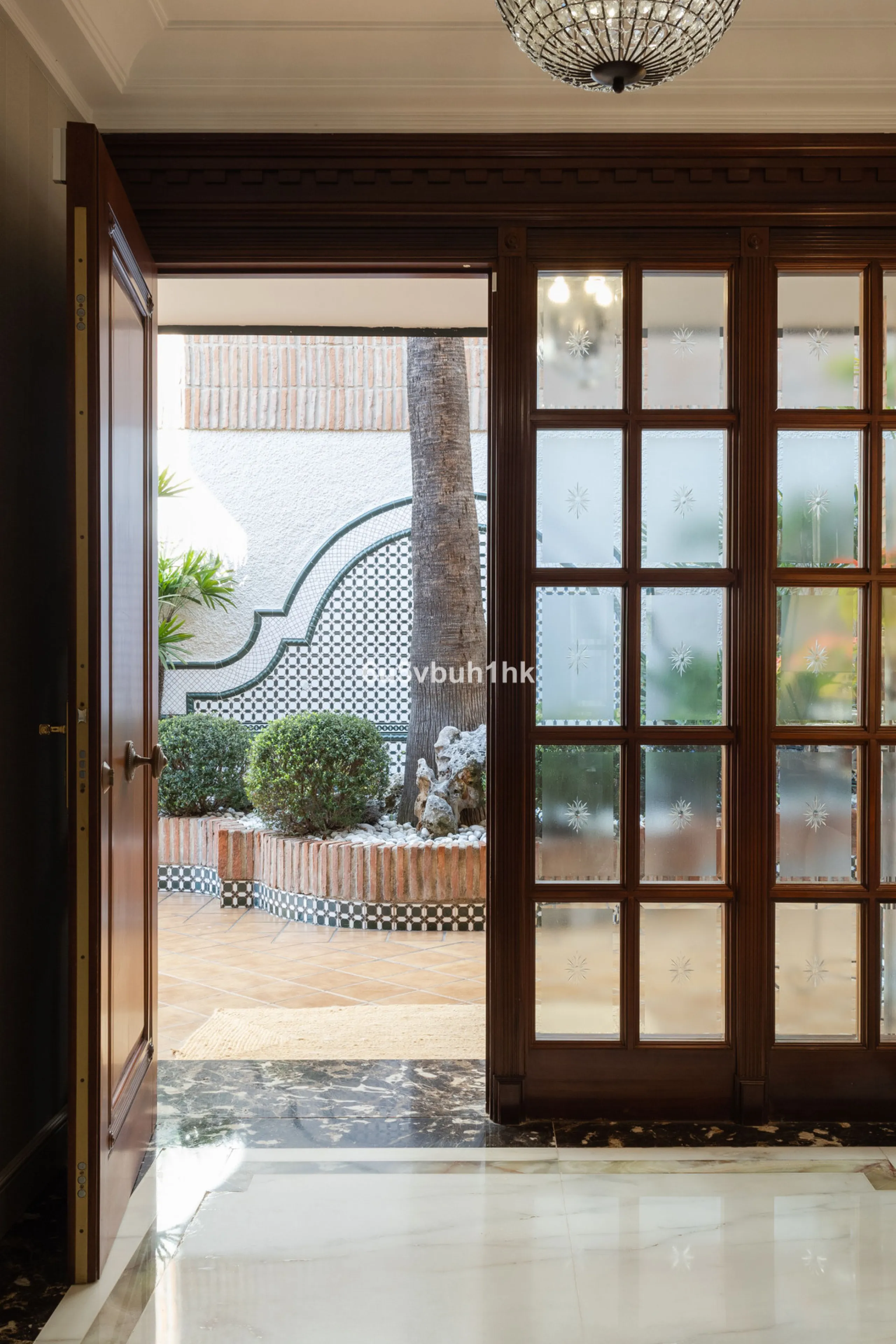 Situated in the prestigious neighborhood of Pinares de San Antón, this charming villa offers an inviting blend of comfort, style, and privacy. Set in one of Málaga's most sought-after areas, the property enjoys stunning views of lush greenery and the spar