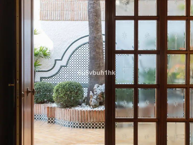 Situated in the prestigious neighborhood of Pinares de San Antón, this charming villa offers an inviting blend of comfort, style, and privacy. Set in one of Málaga's most sought-after areas, the property enjoys stunning views of lush greenery and the spar