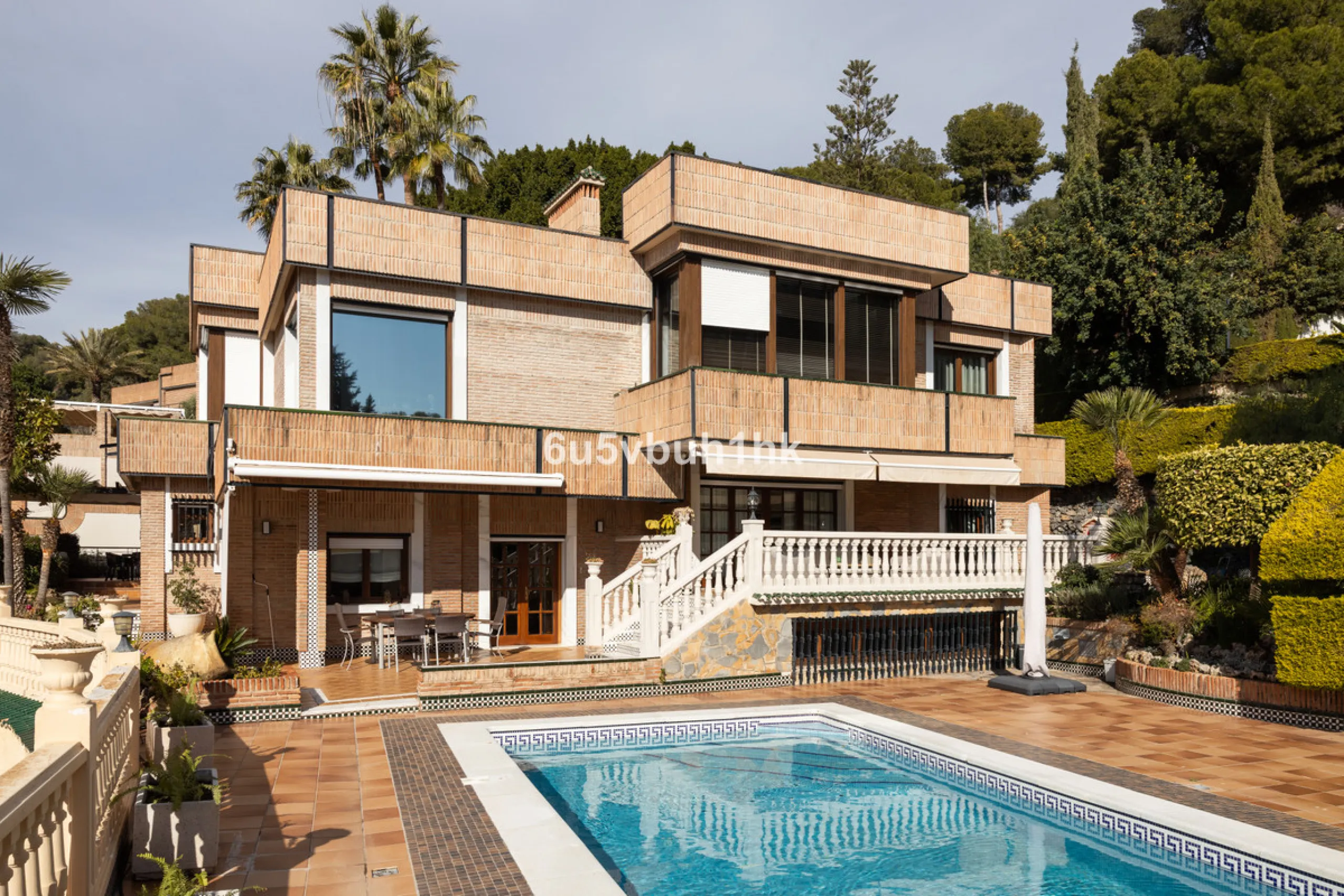 Situated in the prestigious neighborhood of Pinares de San Antón, this charming villa offers an inviting blend of comfort, style, and privacy. Set in one of Málaga's most sought-after areas, the property enjoys stunning views of lush greenery and the spar