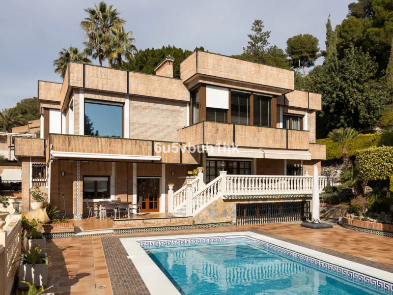 Situated in the prestigious neighborhood of Pinares de San Antón, this charming villa offers an inviting blend of comfort, style, and privacy. Set in one of Málaga's most sought-after areas, the property enjoys stunning views of lush greenery and the spar