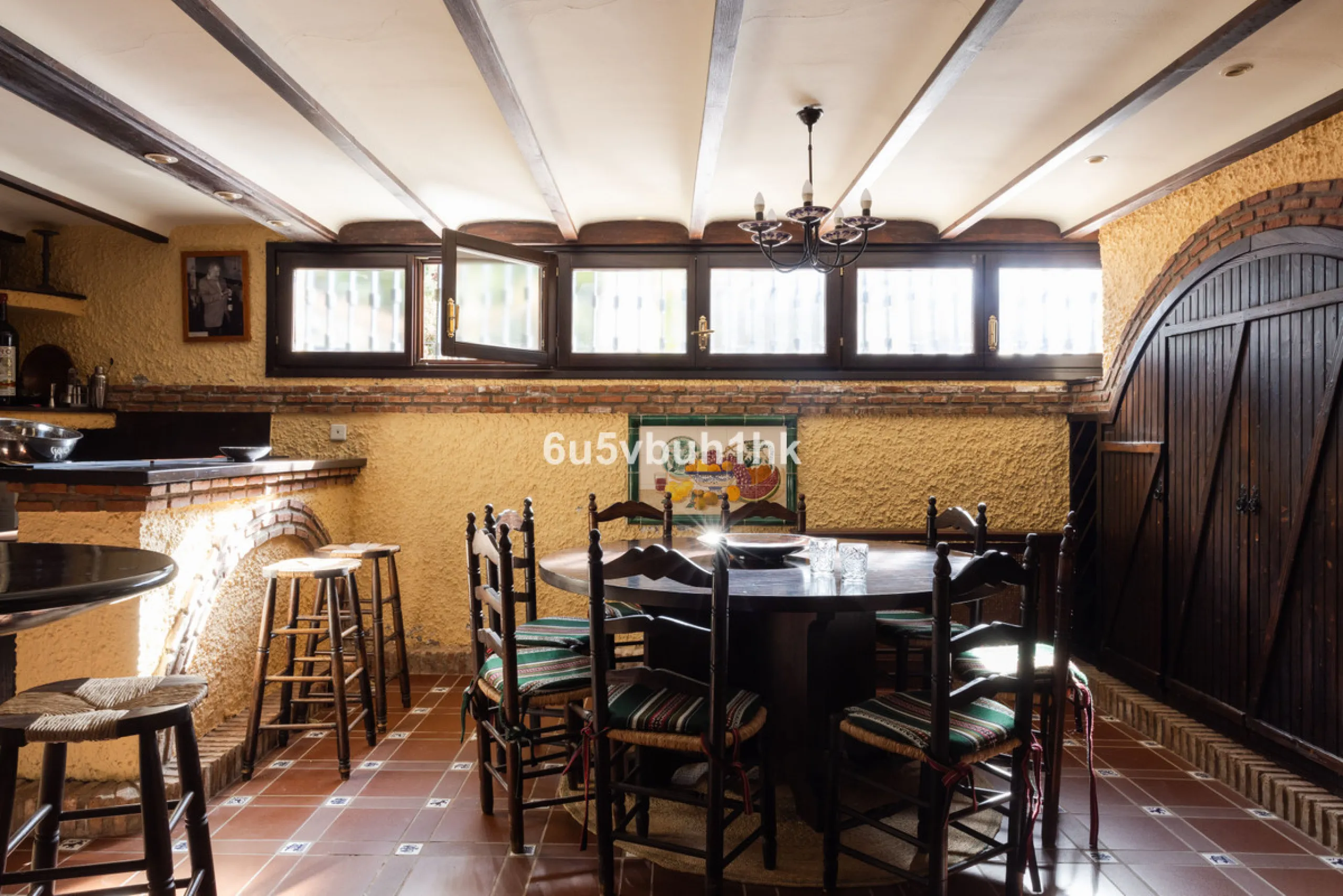 Situated in the prestigious neighborhood of Pinares de San Antón, this charming villa offers an inviting blend of comfort, style, and privacy. Set in one of Málaga's most sought-after areas, the property enjoys stunning views of lush greenery and the spar