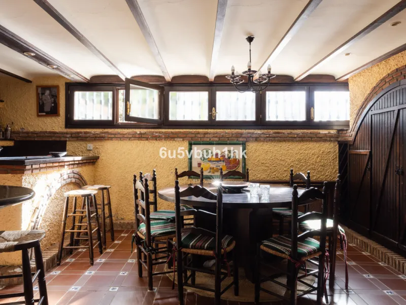 Situated in the prestigious neighborhood of Pinares de San Antón, this charming villa offers an inviting blend of comfort, style, and privacy. Set in one of Málaga's most sought-after areas, the property enjoys stunning views of lush greenery and the spar