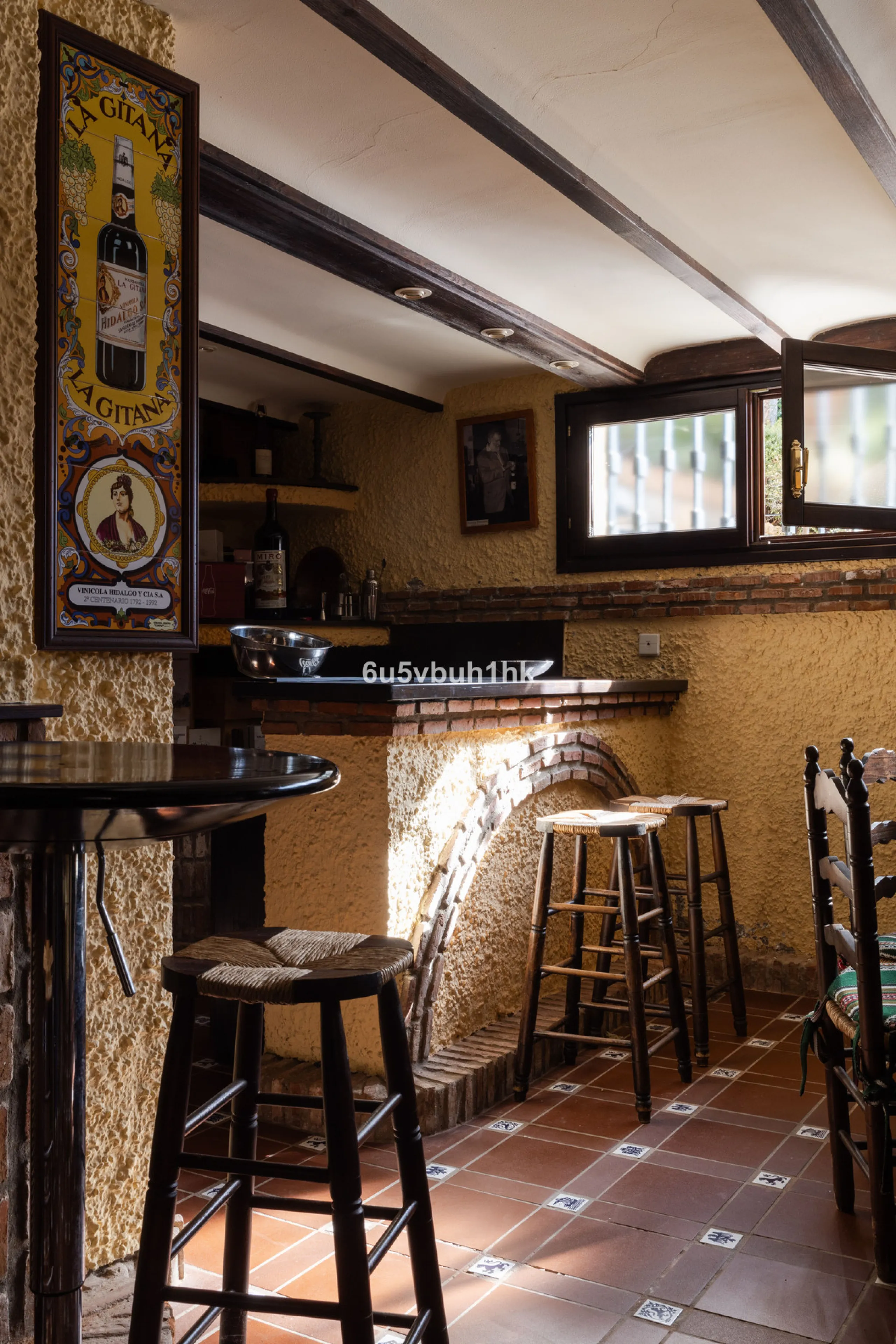 Situated in the prestigious neighborhood of Pinares de San Antón, this charming villa offers an inviting blend of comfort, style, and privacy. Set in one of Málaga's most sought-after areas, the property enjoys stunning views of lush greenery and the spar