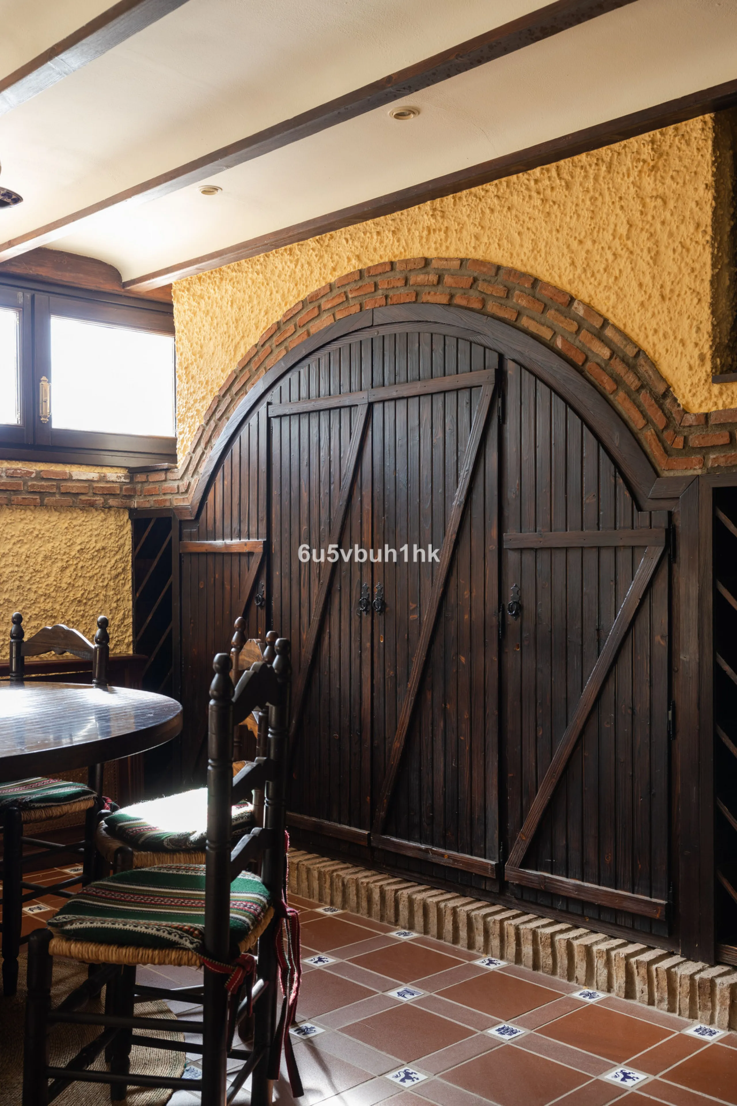 Situated in the prestigious neighborhood of Pinares de San Antón, this charming villa offers an inviting blend of comfort, style, and privacy. Set in one of Málaga's most sought-after areas, the property enjoys stunning views of lush greenery and the spar