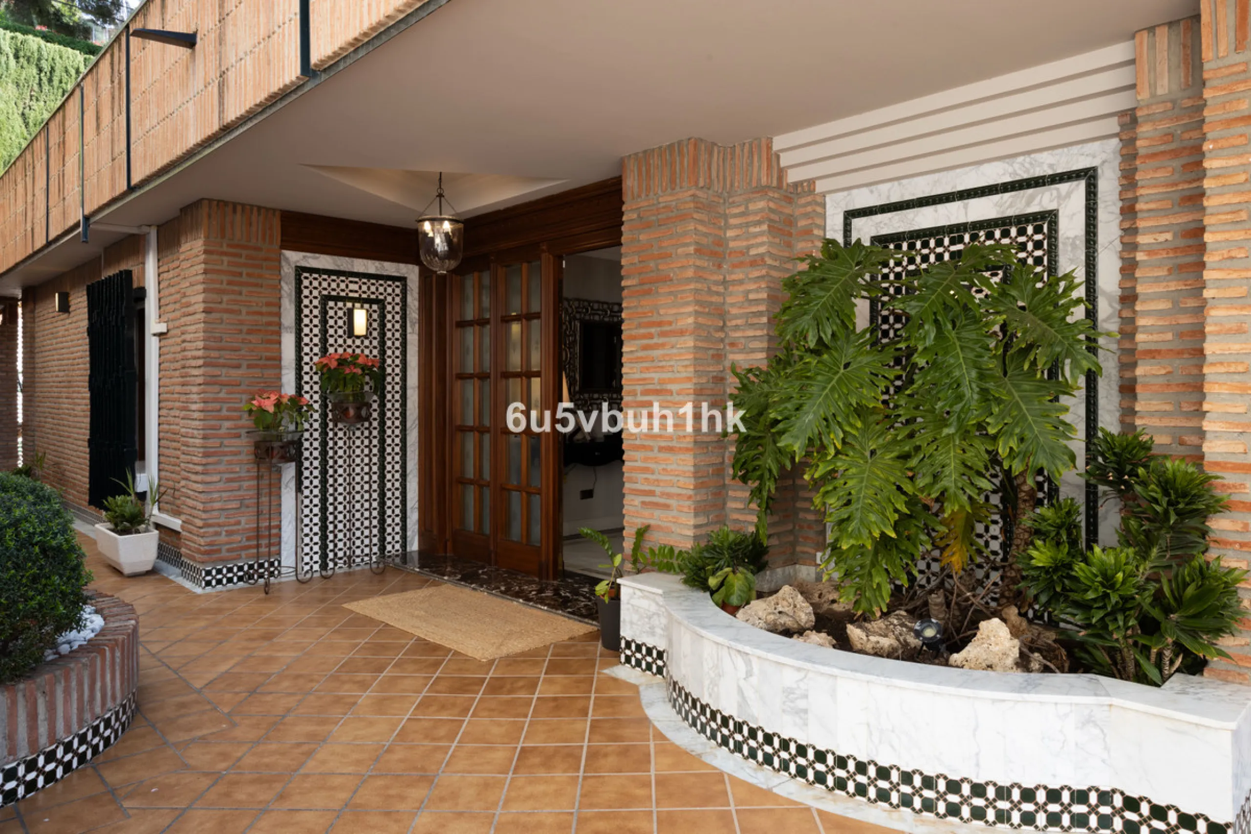 Situated in the prestigious neighborhood of Pinares de San Antón, this charming villa offers an inviting blend of comfort, style, and privacy. Set in one of Málaga's most sought-after areas, the property enjoys stunning views of lush greenery and the spar