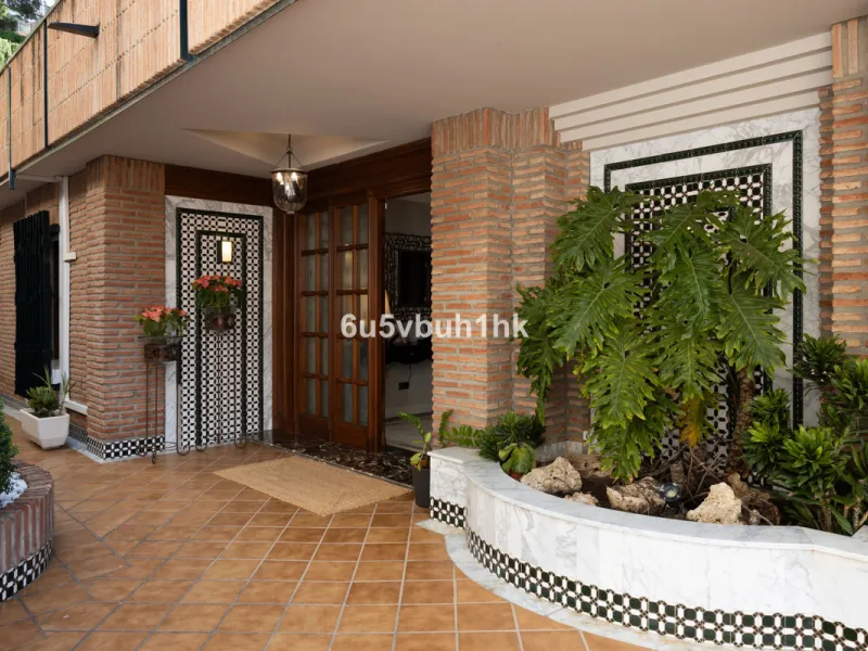 Situated in the prestigious neighborhood of Pinares de San Antón, this charming villa offers an inviting blend of comfort, style, and privacy. Set in one of Málaga's most sought-after areas, the property enjoys stunning views of lush greenery and the spar