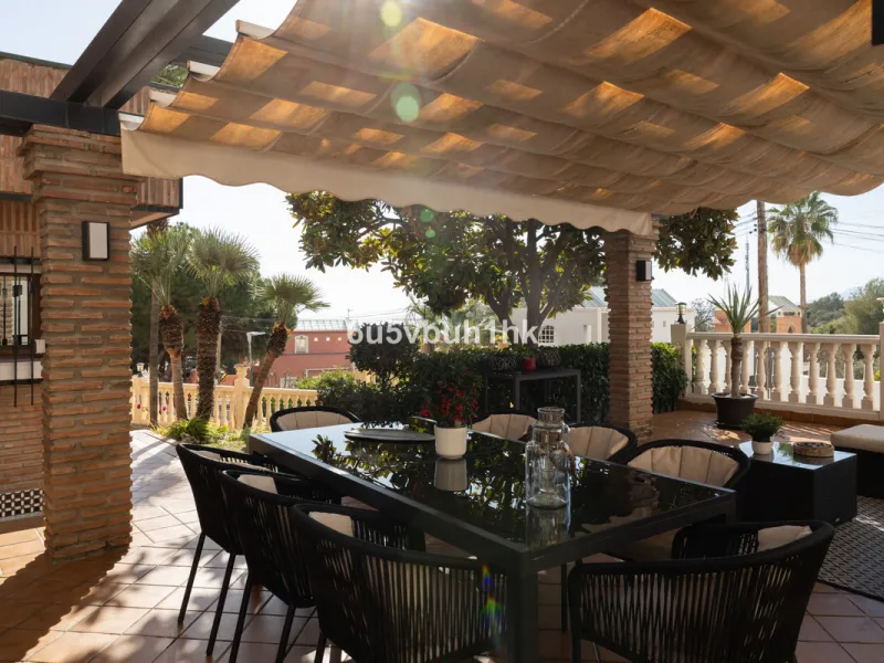 Situated in the prestigious neighborhood of Pinares de San Antón, this charming villa offers an inviting blend of comfort, style, and privacy. Set in one of Málaga's most sought-after areas, the property enjoys stunning views of lush greenery and the spar