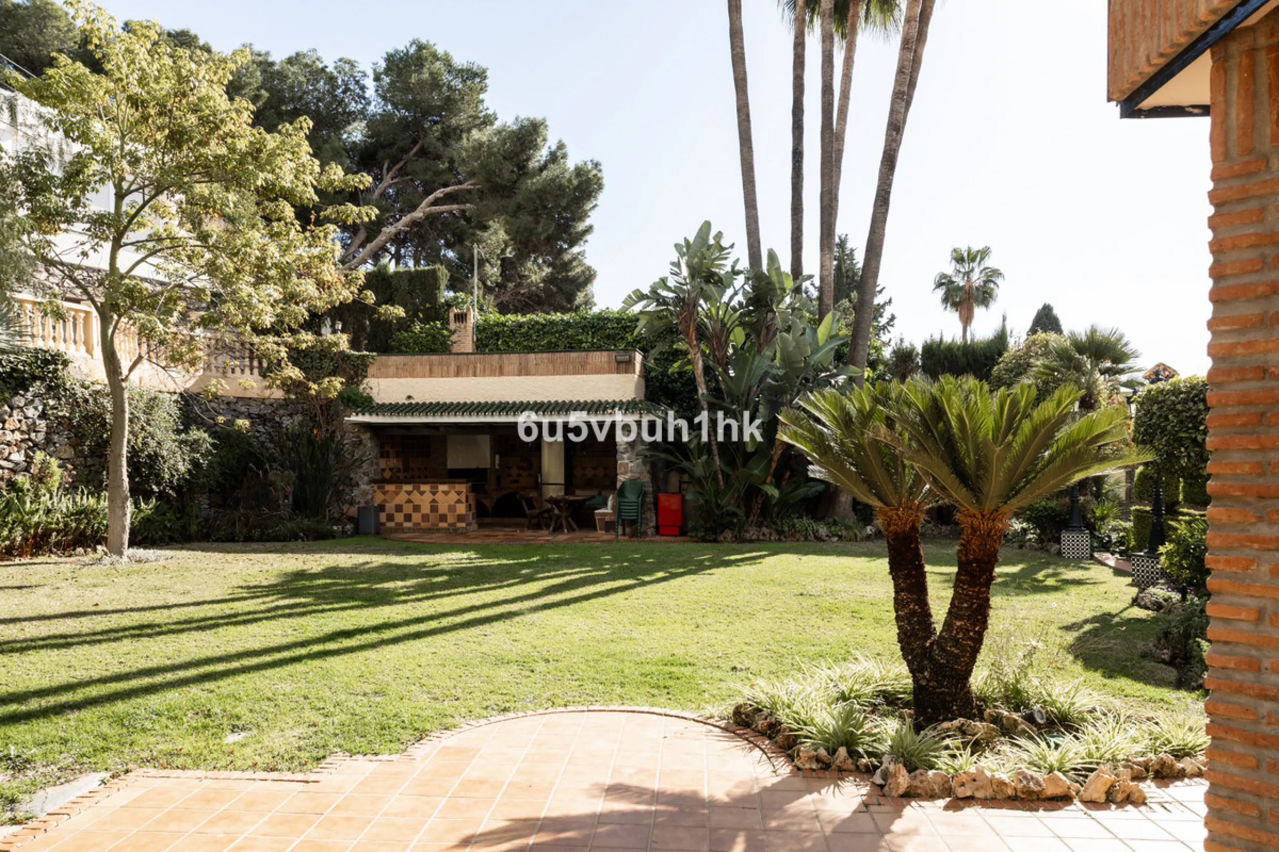 Situated in the prestigious neighborhood of Pinares de San Antón, this charming villa offers an inviting blend of comfort, style, and privacy. Set in one of Málaga's most sought-after areas, the property enjoys stunning views of lush greenery and the spar