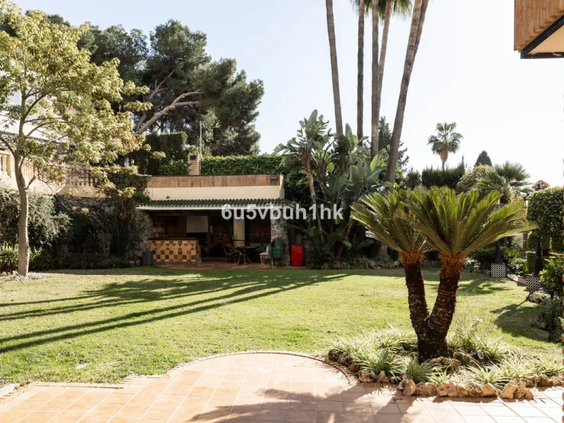 Situated in the prestigious neighborhood of Pinares de San Antón, this charming villa offers an inviting blend of comfort, style, and privacy. Set in one of Málaga's most sought-after areas, the property enjoys stunning views of lush greenery and the spar
